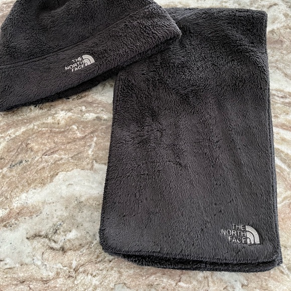 NorthFace hat & scarf set - Picture 1 of 6